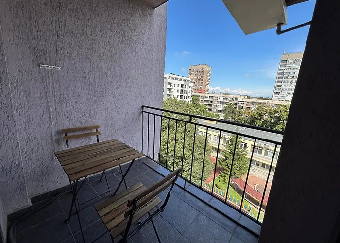 Cozy 1-bedroom Near Old Town - Purple5 *